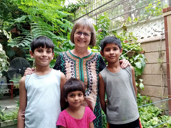 Sr. Dietlinde mit Kindern