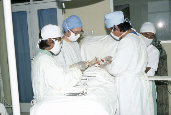 Schwester Elisabeth mit Assistenten im Operations-Saal