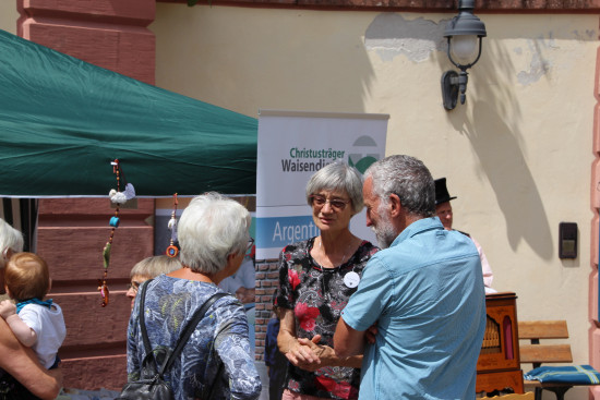 Sr. Christine im Gespräch mit Gästen – © Sr. Simone Winter 2022