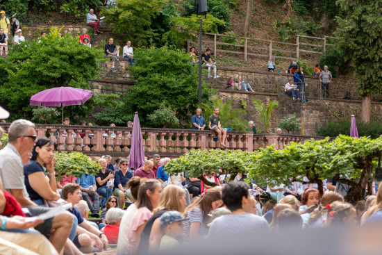 Voller Klosterhof während des Gottesdienstes – © Roadventures 2022