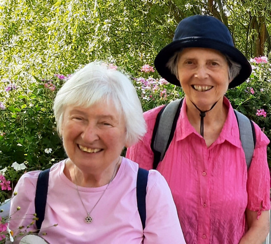 Sr. Hildegard (li) zusammen mit Sr. Barbara