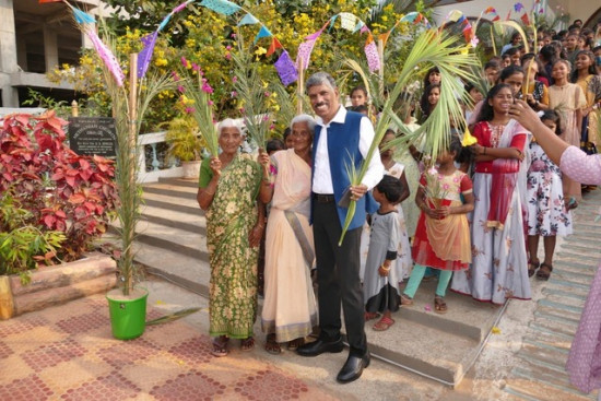 Bischof Singh bei einem Palmsonntags-Umzug in seiner Gemeinde