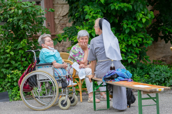 Sr. Dorothee im Gespräch mit anderen Schwestern