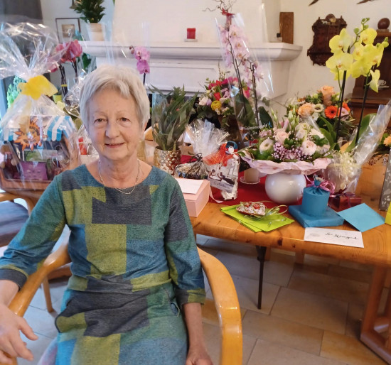 Sr. Hildegard im Blumenmeer