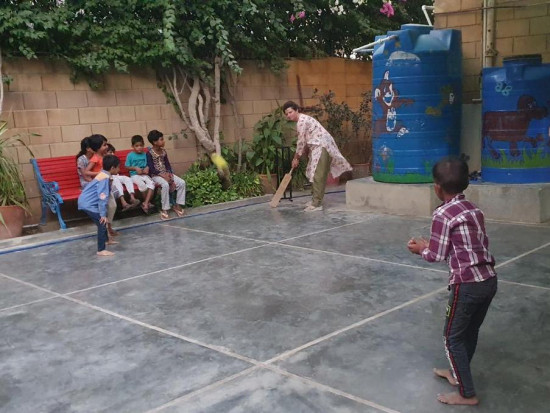 Sr. Simone mit Kindern in Haus Tabitha beim Cricket spielen