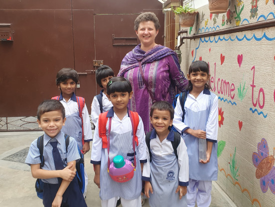 Sr. Simone mit Kindern in Schuluniform in Haus Hanna