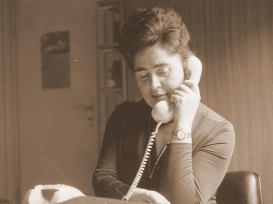 Sr. Maria am Telefon