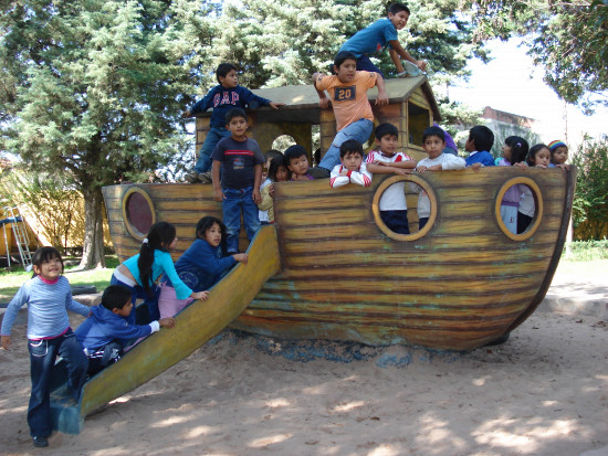 Kinder spielen in der »Arche Noah«