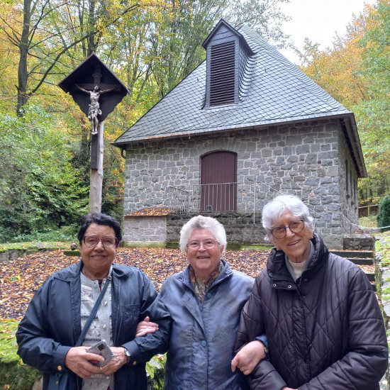 Die Schwestern Margarida, Maria und Christina vor der Not-Gottes-Kapelle