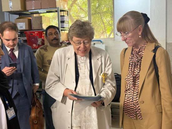 Sr. Chris (links) und die Botschafterin (rechts)