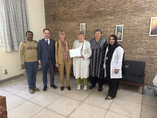 Sr. Chris und Sr. Annette mit der Botschafterin und Mitarbeitern