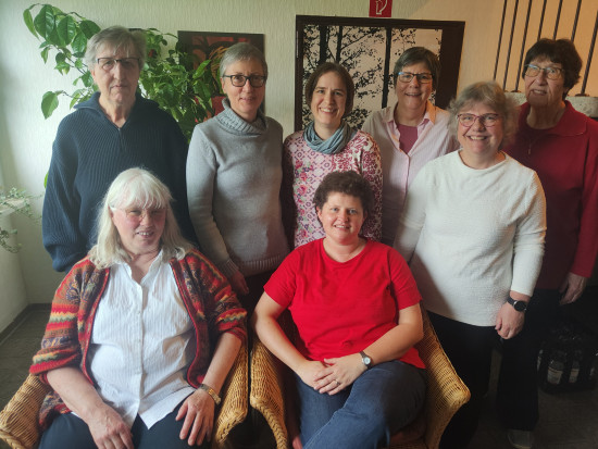 hinten v.l: Srs Helene, Inge, Carmen, Heidrun, Sigrid, Astrid / vorne v.l.: Srs. Conny, Simone