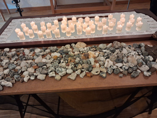 Kerzen und Steine zur Erinnerung