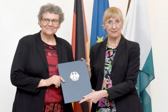 Sr. Annette mit der Deutschen Botschafterin (rechts)